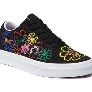 VANS - BRAND NEW WITH-BOX 
Women’s Old Skool Sneakers - Size 7
Garden/True White